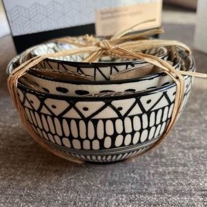 NWT Short Stories Black & White Bowl Set